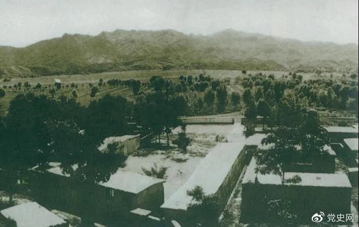 1948年5月，中共中央和人民解放军总部由陕北迁到河北平山县西柏坡。图为中央领导人办公处所俯瞰。
